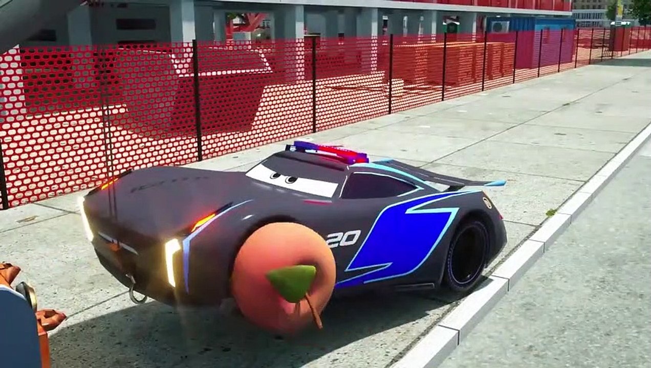 La grue de camion a soulevé la voiture coincé dans une flaque d'eau, et assemble leurs roues, apprendre avec des véhicules