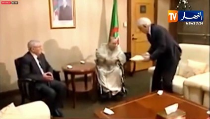 Algérie : les images historiques du moment où Abdelaziz Bouteflika a remis sa lettre de démission