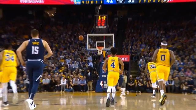 لقطة: كرة سلّة: تمريرة طويلة من بلوملي إلى موراي تثمر عن سلّة جميلة