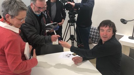 Cali en séance de dédicace