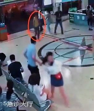 Un homme armé d'une machette se fait stopper par un papy