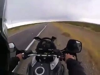 Télécharger la video: Un motard prévient un autre que sa moto est en train de prendre feu !