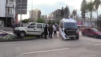 Hasta Taşıyan Ambulans Kaza Yaptı