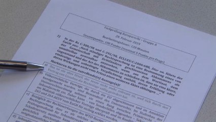 Έδωσαν εξετάσεις στη νομική με τις απαντήσεις από κάτω