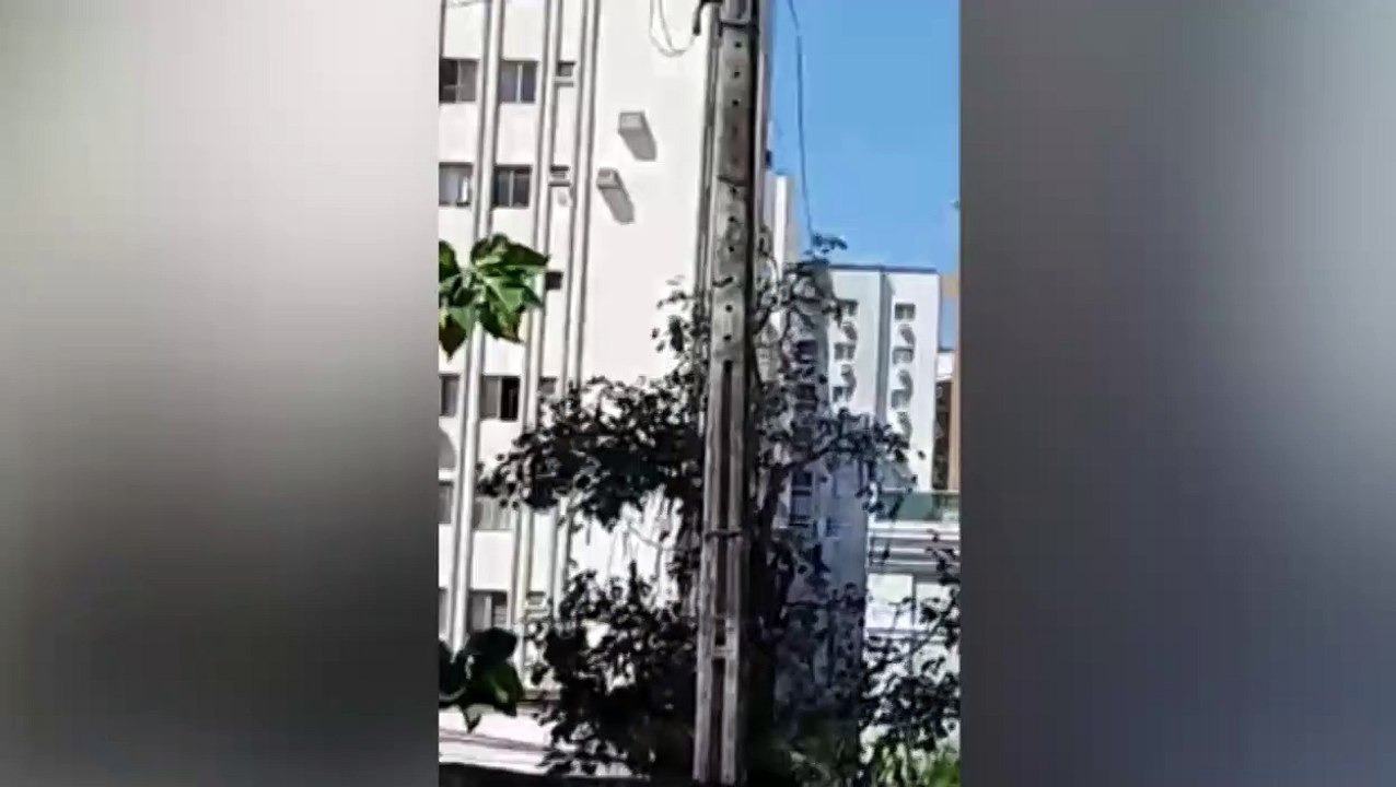 Homem que matou namorada está há 20 horas ameaçando se matar