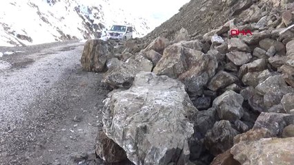 Hakkari Yüksekova'da Heyelan 3 Köyün Yolunu Kapattı