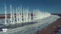 Ces tronçons de glace qui s'élèvent dans les airs sont le résultat d'explosions sur le fleuve Amour en Chine