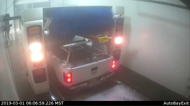 Echelle sur le toit d'un pick-up dans une station de lavage