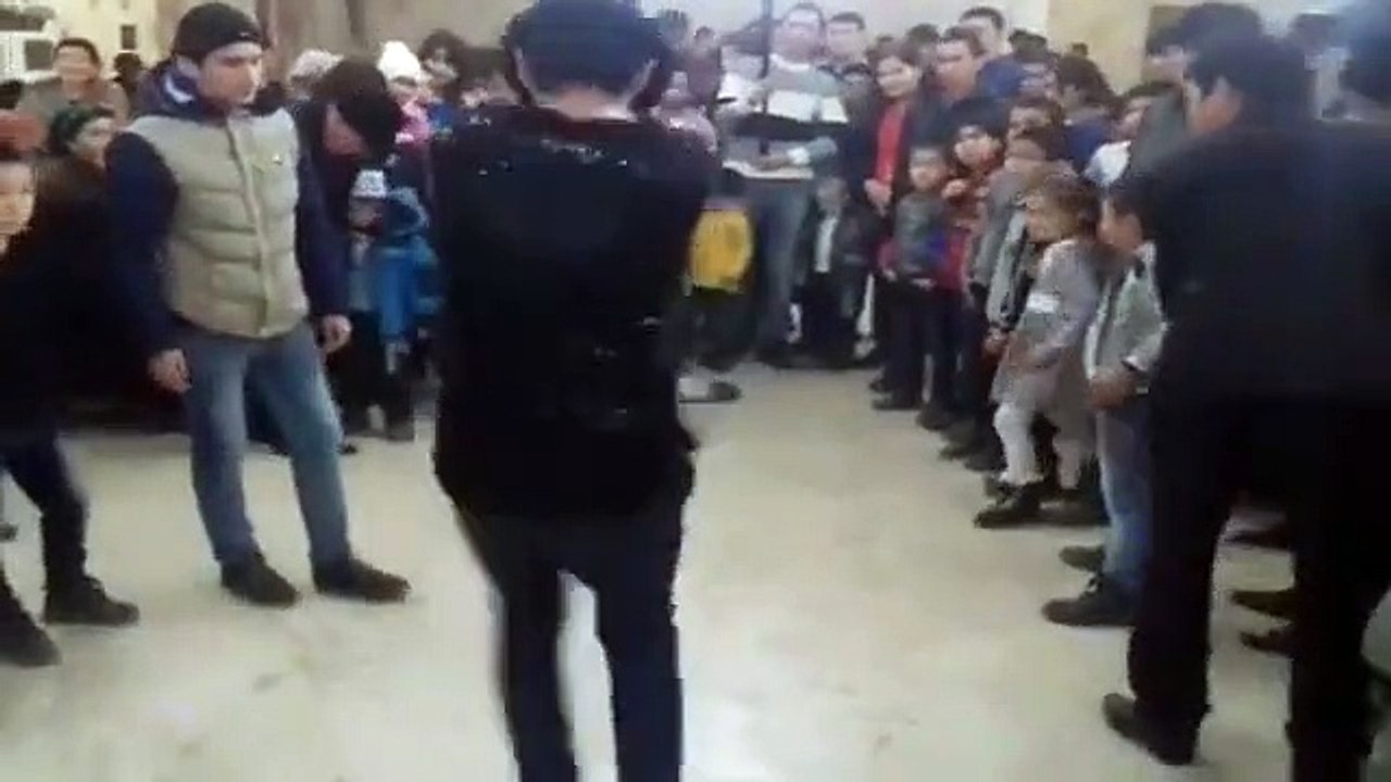 Il tente un pas de danse dans une battle et se met KO tout seul... Raté