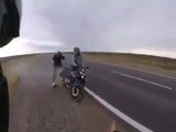 Ce motard prévient un autre motard que sa moto est en feu