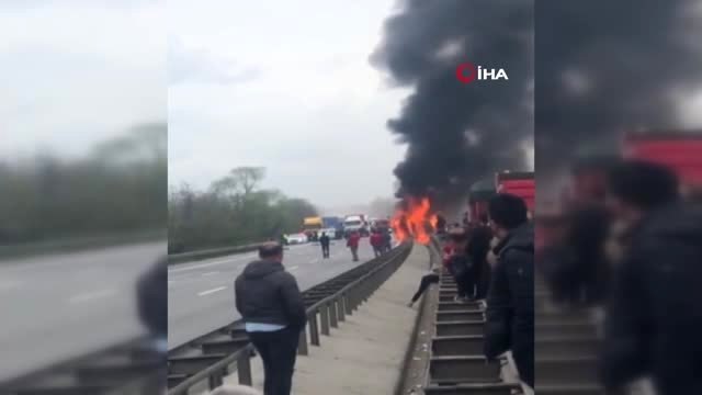 Lastiği Patlayarak Devrilen Tır Otoyolu Savaş Alanına Döndürdü