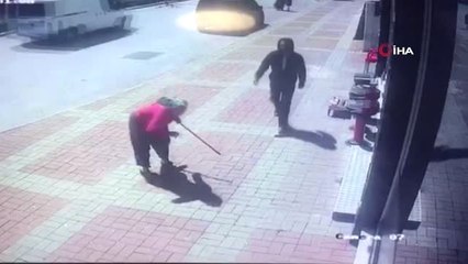 Kasap Önünde Kemik Bekleyen Köpeğe, Parke Taşıyla Saldırdı