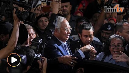 Hari pertama perbicaraan Najib tamat, keluar dengan senyuman