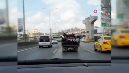 Kamyonetin kasasında tehlikeli yolculuk kamerada