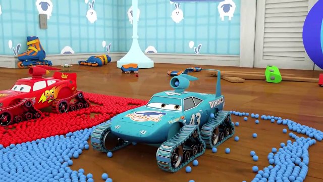 Apprendre les couleurs avec des voitures canon mcqueen et des ballons de football à frapper des balles