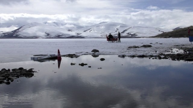 Çıldır Gölü'nde Buzlar Çözülmeye Başladı