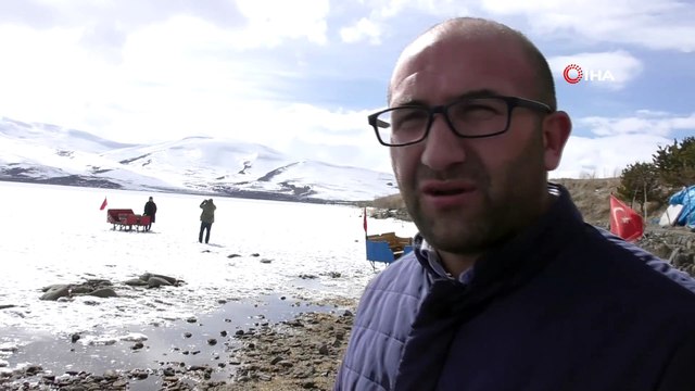 Çıldır Gölü'nde buzlar çözülmeye başladı