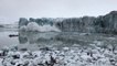 Un énorme glacier s'effondre et provoque une énorme vague qui fait fuir les touristes