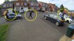 Un voisin utilise sa voiture pour bloquer des voleurs qui veulent partir avec une Golf R