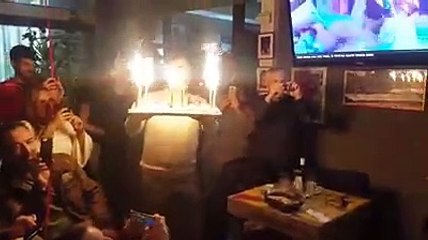 PRUZZO La torta al suo compleanno