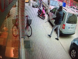 Silahlı Saldırgana Meydan Dayağı Kamerada
