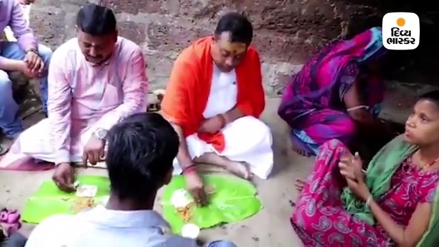 નેતા બનવા જે પણ કરો એ ઓછું, કોઈ ઘઉં વાઢે તે કોઈ ઢોલ વગાડે