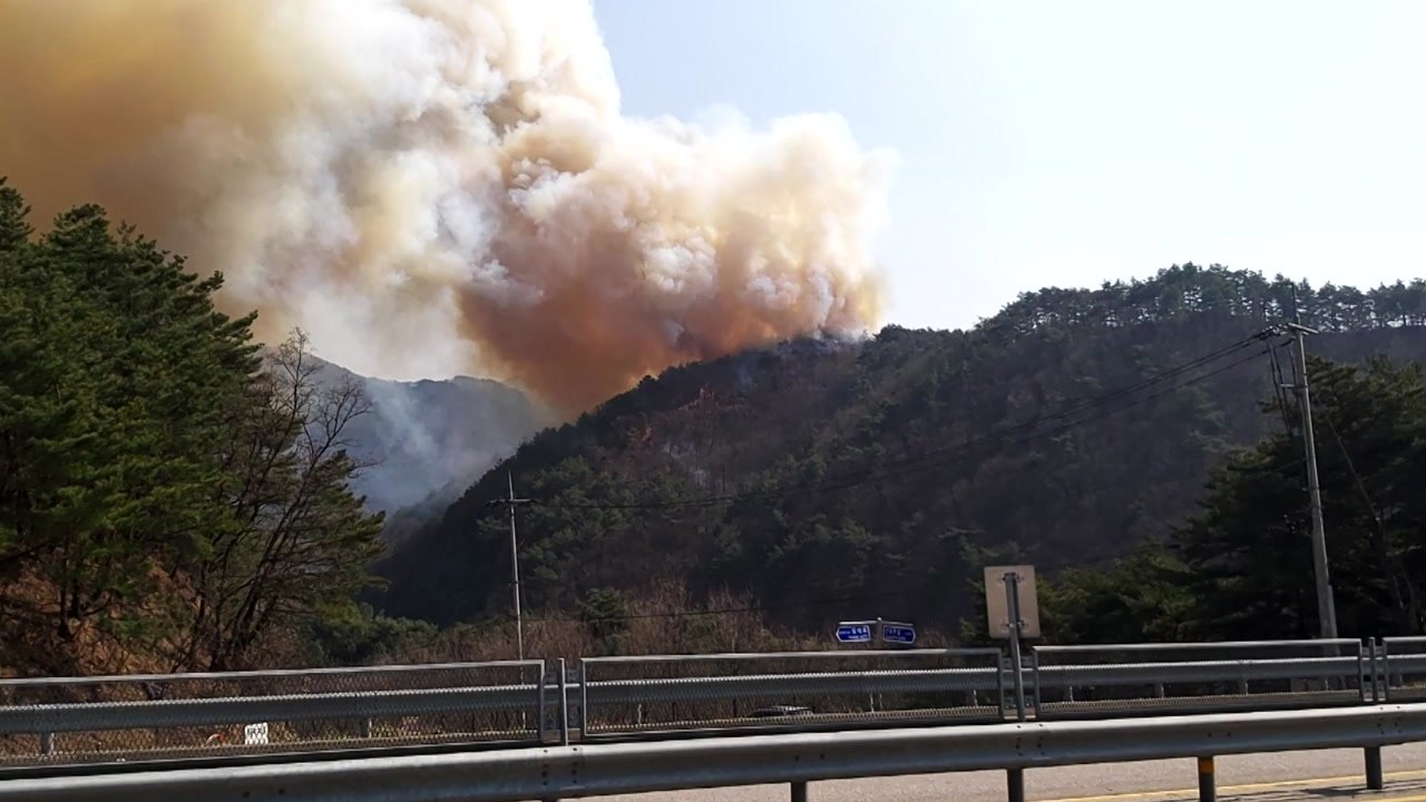 [속보] 강원도 인제 남면 산불...강풍에 진화 어려워 / YTN