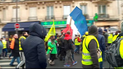 Macron's tour De France: French PM visits protesters