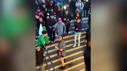 Golpean a una joven transexual en las puertas del metro de París