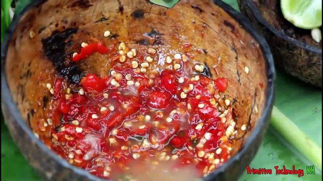 La Technologie Primitive - Manger de délicieux Cuisson de crevettes sur un rocher