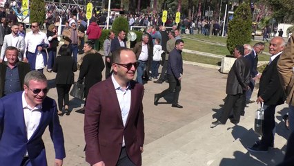 SUGJEROI NËNSHTETËSINË PËR DY INDIANËT, KLOSI HESHT PARA GAZETARËVE