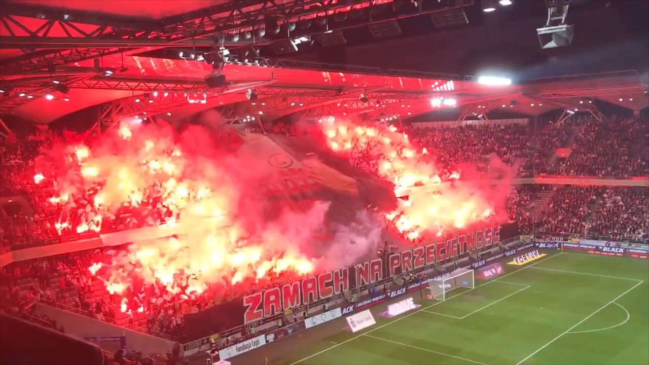 La très chaude ambiance des supporters du Legia Varsovie