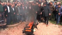 شاهد.. رئيس بلدية في تركيا يحرق كرسيه ليثبت أنه ليس متعطشا للسلطة
