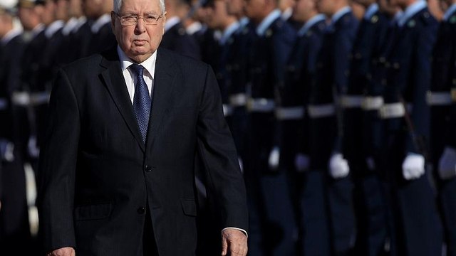 Los opositores dudan del presidente interino Abdelkader Bansalah