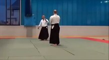 Grand Maître d'aïkido, il montre quelle technique adopter pour se défendre à main nue contre une épée