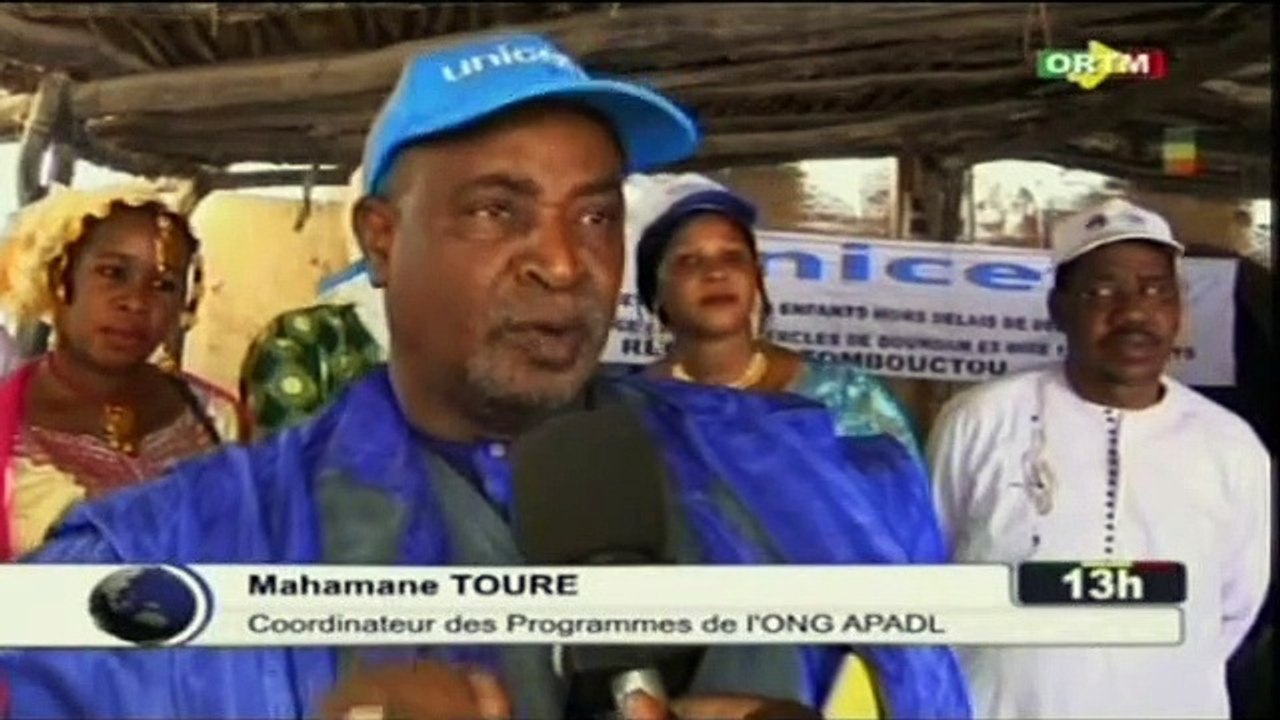 ORTM/Tombouctou- Remise de certificat de naissance à plusieurs enfants par les responsables de l’ONG APADL