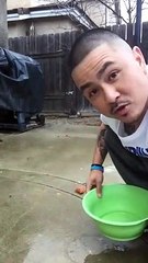 Piégé la main dans une crotte, son fils va se retourner contre lui ! Karma !