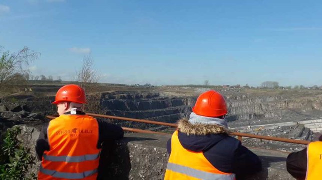 Soignies: Des étudiants visitent une carrière de pierre bleue (1)