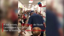Les élèves d'une école célèbrent l'anniversaire du concierge