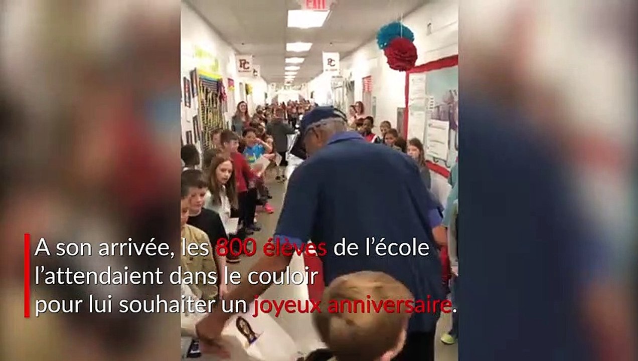 Les élèves d'une école célèbrent l'anniversaire du concierge