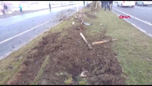 Ağrı Ticari Araç Refüjde Takla Attı, 1 Çocuk Öldü, 2'si Çocuk 6 Kişi Yaralandı