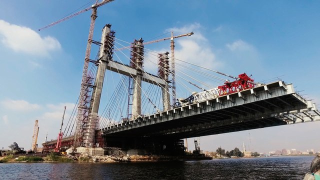 مصريون يسابقون الزمن لإنجاز محور روض الفرج