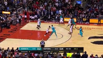 Jogador de basquetebol faz um cesto histórico!