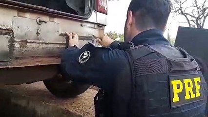 PRF encontra eletrônicos em fundo falso de veículo