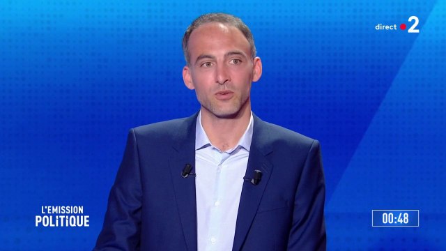 Raphaël Glucksmann, tête de liste Place publique - Parti socialiste, a lui aussi amené un morceau du mur de Berlin, pour dénoncer les murs reconstruits par une Europe des banquiers