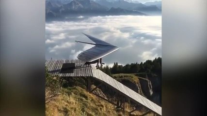 Un gars fait un petit tour en Deltaplane !