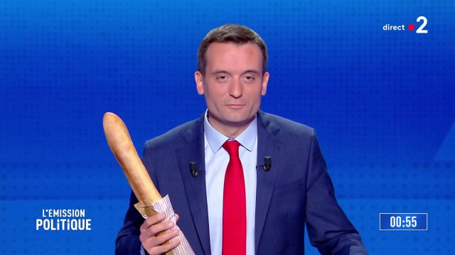 Florian Philippot, tête de liste pour Les Patriotes, présente une baguette de pain, symbole de l' augmentation forte des prix du passage à l'euro