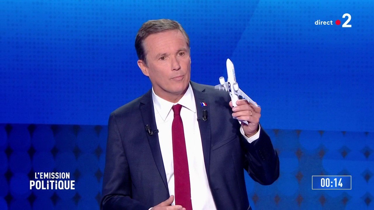 Nicolas Dupont-Aignan présente un avion Airbus, symbole de "l'Europe qui a marché, l'Europe des coopérations"