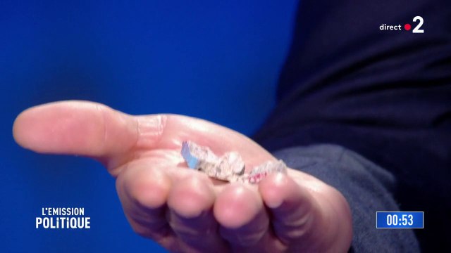 Jean-Christophe Lagarde (Union des démocrates et indépendants) présente des fragments du mur de Berlin pour mettre en garde contre ceux qui veulent reconstruire le mur