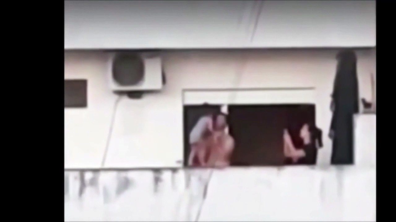 Ces parents indignes apprennent à leur fille à marcher sur le bord de leur balcon au 7ème étage !